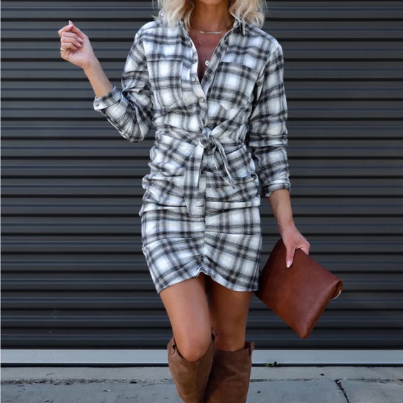 VICI boutique - BNWT plaid button down wrap dress. - Picture 1 of 6